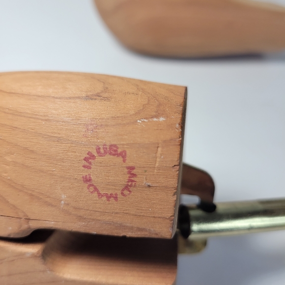 Mens Cedar Split toe Shoe Tree Fits a at least a size 10 Made in USA - Picture 4 of 6